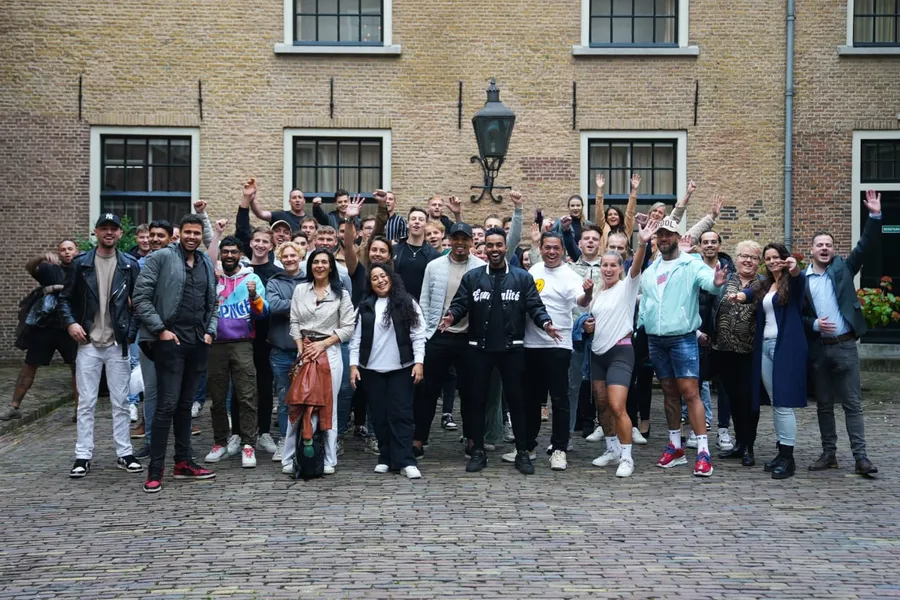 Members van Dropship Academy samen op de foto tijdens een event